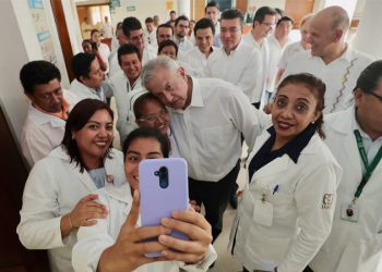 Expone AMLO que a médicos rurales les paguen más que a  urbanos