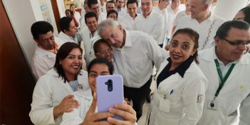 Expone AMLO que a médicos rurales les paguen más que a  urbanos