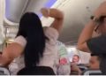 Escena de celos en pleno avión; le lanza lap-top por voltear a ver a otra