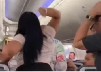 Escena de celos en pleno avión; le lanza lap-top por voltear a ver a otra