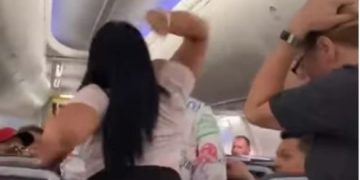 Escena de celos en pleno avión; le lanza lap-top por voltear a ver a otra