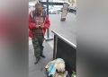 Adulto mayor vende chiles para alimentar a perrito