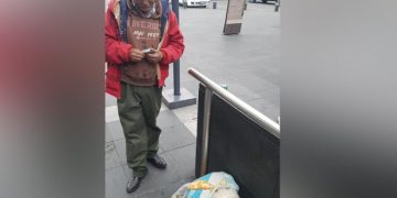 Adulto mayor vende chiles para alimentar a perrito