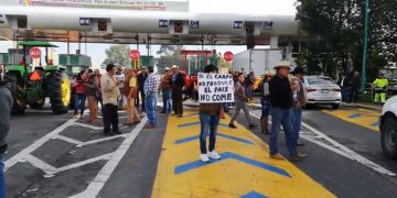 Campesinos bloquean carreteras a nivel nacional