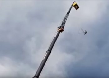 #VIDEO Se rompe la cuerda del bungee y el hombre cae frente a varias personas