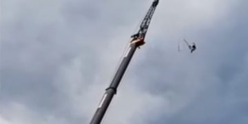 #VIDEO Se rompe la cuerda del bungee y el hombre cae frente a varias personas