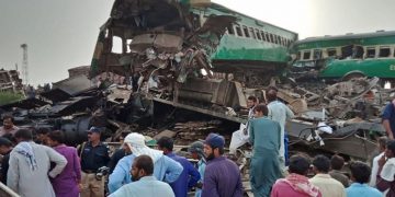 Gran colisión de trenes en Pakistán; hay 20 muertos y 80 heridos