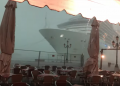 #VIDEO un crucero en una gran tormenta causa pánico al casi estrellarse con una cafetería