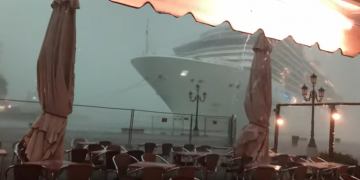 #VIDEO un crucero en una gran tormenta causa pánico al casi estrellarse con una cafetería
