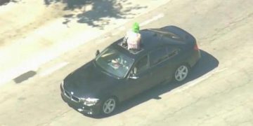 #VIDEO Detienen al joker en playa de Los Ángeles