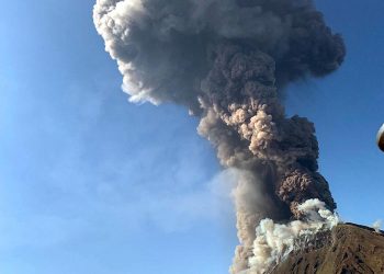 #VIDEO En Italia hace erupción el volcán Estrómboli