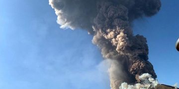 #VIDEO En Italia hace erupción el volcán Estrómboli