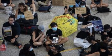 Manifestantes en Hong Kong toman aeropuerto internacional