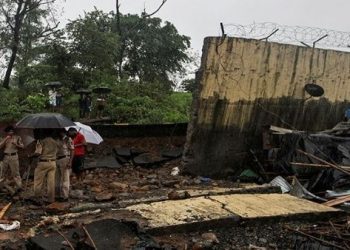 Por fuertes lluvias cae un muro en India dejando 27 muertos