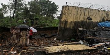 Por fuertes lluvias cae un muro en India dejando 27 muertos