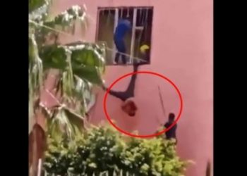 #VIDEO Tras quedar atorado en ventana, policías agarran de piñata a  un ladrón