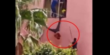 #VIDEO Tras quedar atorado en ventana, policías agarran de piñata a  un ladrón