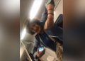 #Video Mujer racista insulta a dos pasajeros del metro en España; “Sois unos monos”