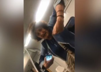 #Video Mujer racista insulta a dos pasajeros del metro en España; “Sois unos monos”