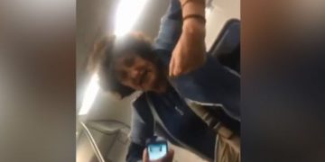 #Video Mujer racista insulta a dos pasajeros del metro en España; “Sois unos monos”