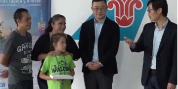 Aerolínea china paga el viaje a niña mexicana a torneo de aritmética