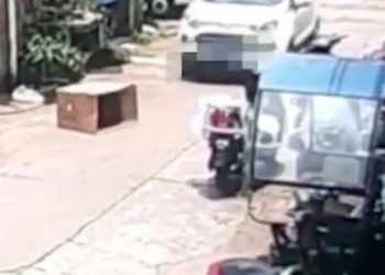 Niña que se escondía en caja de cartón fue atropellada por una camioneta