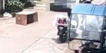 Niña que se escondía en caja de cartón fue atropellada por una camioneta