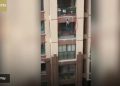#VIDEO Niño de tres años cae de un balcón y la reacción de los vecinos