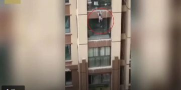 #VIDEO Niño de tres años cae de un balcón y la reacción de los vecinos