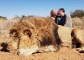 Pareja de cazadores se besa tras matar a un león indefenso; imagen causa indignación
