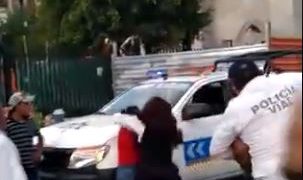 #VIDEO Una menor es agarrada a golpes por una policía de tránsito