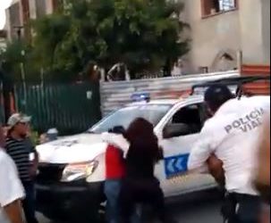 #VIDEO Una menor es agarrada a golpes por una policía de tránsito