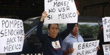 Fuera de SRE, manifestantes piden a Pompeo regresar a México a El Chapo y su dinero