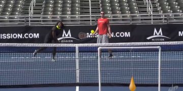 #VIDEO Retan a Serena Williams un grupo de videobloggers y sale airosa