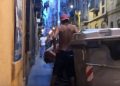 #VIDEO Pareja teniendo sexo en la calle en Barcelona es grabada en video