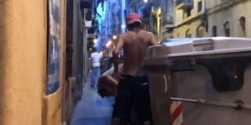 #VIDEO Pareja teniendo sexo en la calle en Barcelona es grabada en video