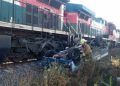 Un tren en Zacatecas se llevó un coche con dos personas