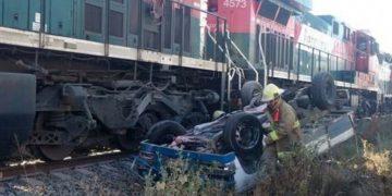 Un tren en Zacatecas se llevó un coche con dos personas