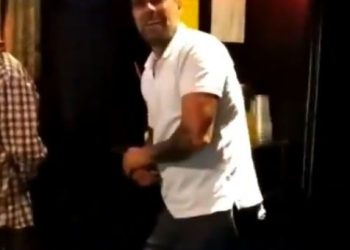 #VIDEO Sujeto golpea brutalmente a varias mujeres en un bar en España