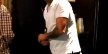#VIDEO Sujeto golpea brutalmente a varias mujeres en un bar en España