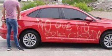 Mujer raya auto a infiel: ‘¿No que… no eras casado?’