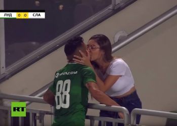 #VIDEO Anulan un gol, cuando futbolista corre a celebrar su gol besando a su esposa