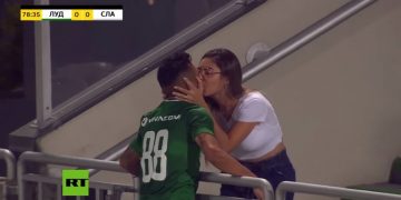#VIDEO Anulan un gol, cuando futbolista corre a celebrar su gol besando a su esposa