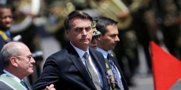 Bolsonaro aceptaría ayuda del G7 para la Amazonia, sólo si Macrón se disculpa