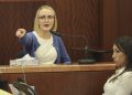El tío ejecuta a toda su familia mientras ella finge estar muerta; inicia juicio