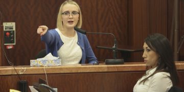 El tío ejecuta a toda su familia mientras ella finge estar muerta; inicia juicio