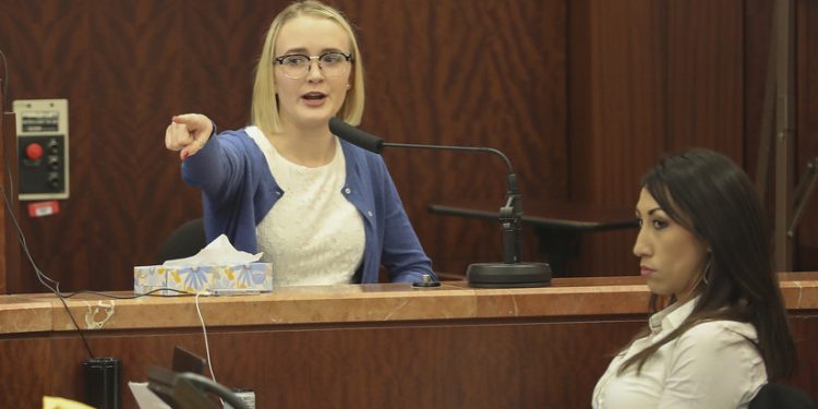 El tío ejecuta a toda su familia mientras ella finge estar muerta; inicia juicio