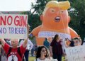 Con un ‘Baby Trump’ y su consigna “Deja de ser un bebé. Haz frente a la NRA”, protestan a la llegada de Trump a Ohio