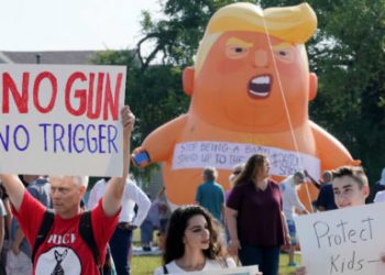 Con un ‘Baby Trump’ y su consigna “Deja de ser un bebé. Haz frente a la NRA”, protestan a la llegada de Trump a Ohio