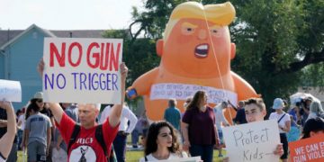 Con un ‘Baby Trump’ y su consigna “Deja de ser un bebé. Haz frente a la NRA”, protestan a la llegada de Trump a Ohio